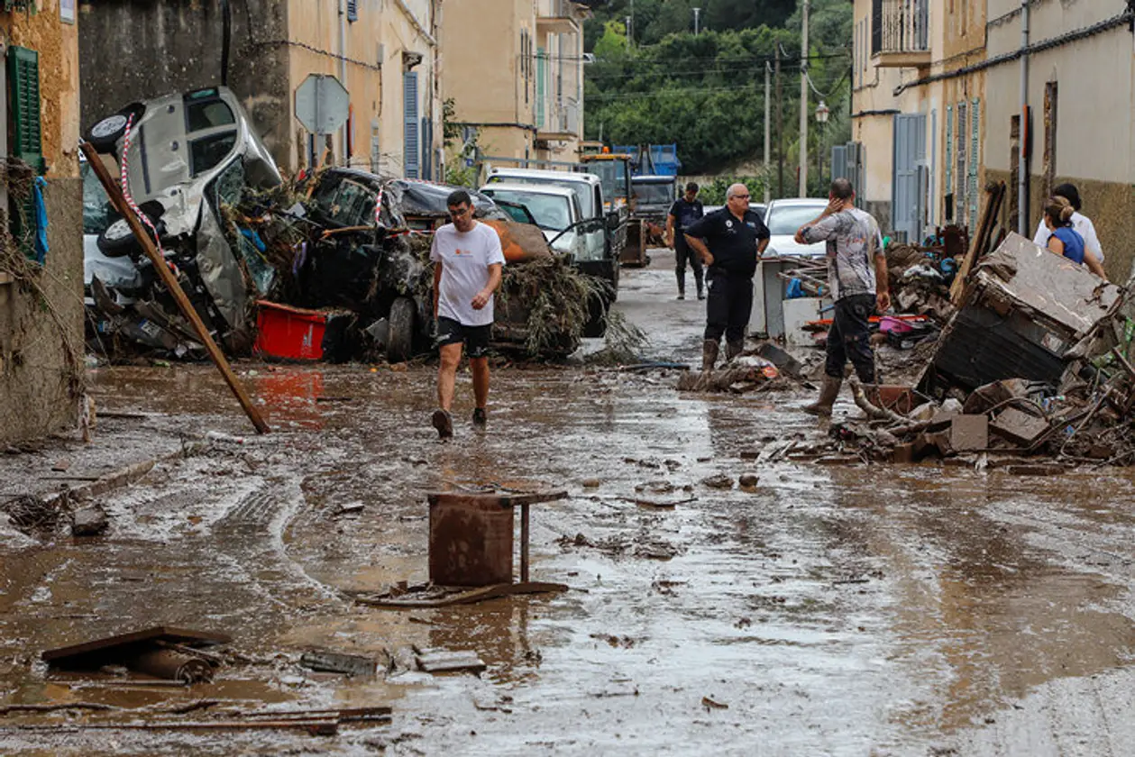 Надаль убирает на улицах после наводнения на Мальорке. Там погиб родственник его лучшего друга