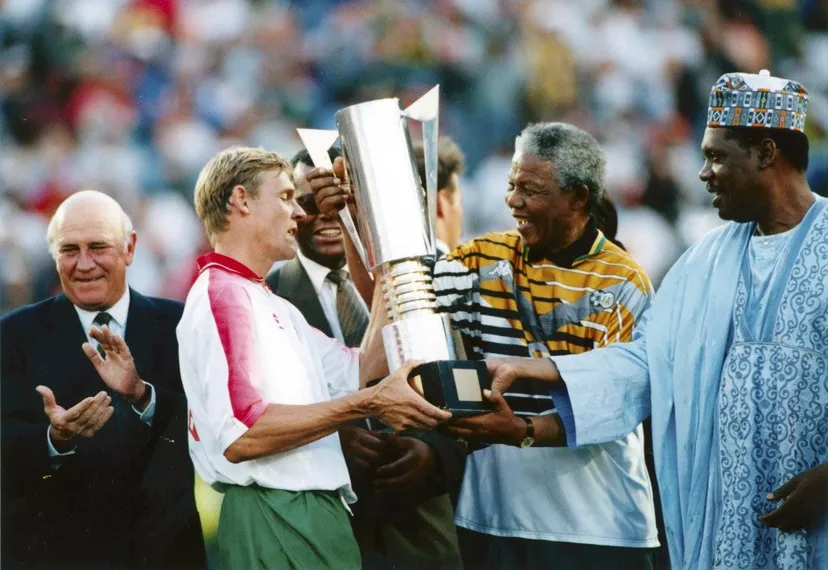 Этому кадру предшествовали годы страданий: ЮАР победила апартеид и сразу же выиграла домашний турнир