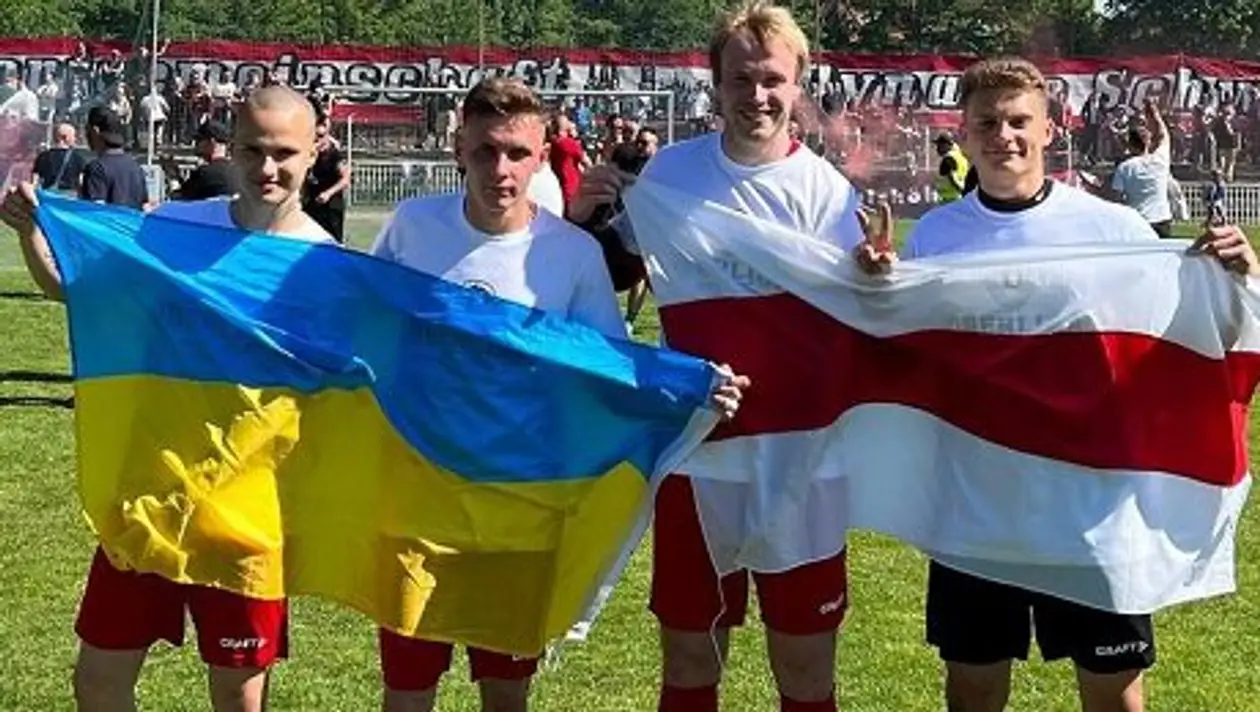 Как беларусы выиграли немецкий Д6: файерное прощание со 100-летним стадионом, фото с БЧБ и флагом Украины (а еще россиянином), танец кипера с тренером