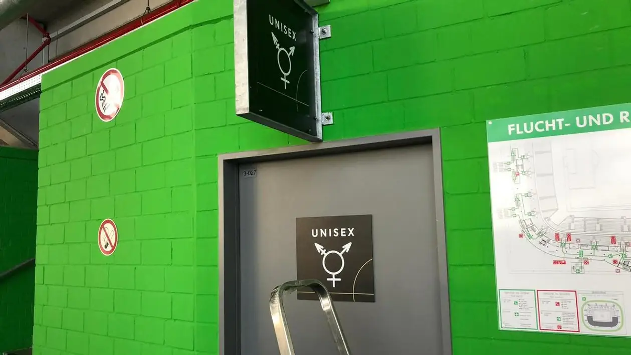 На игре сборной Германии работали унисекс-туалеты. А еще фанаты сами решали, кто их досмотрит: женщина или мужчина