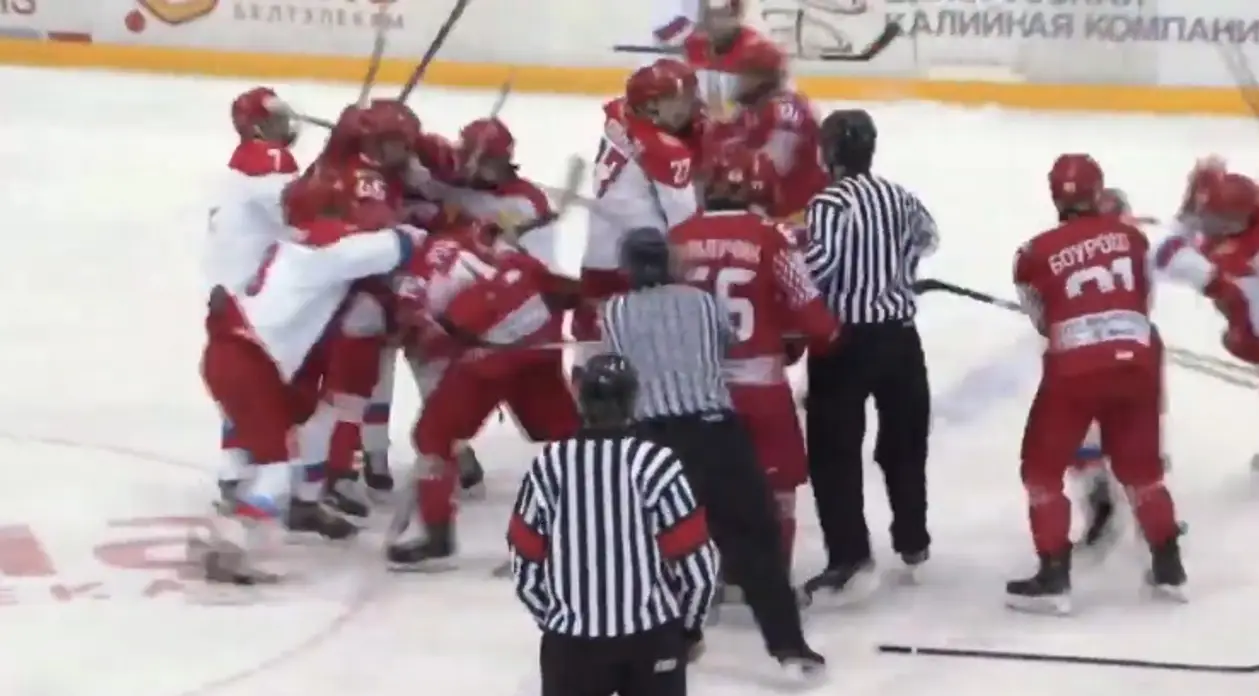 Страсти в юниорском хоккее: белорусы подрались с россиянами (на год младше) и проиграли 0:6
