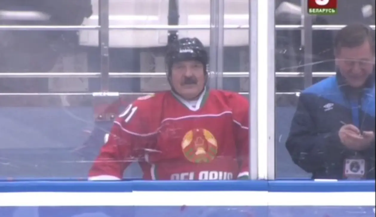 Лукашенко в боксе для штрафников. Такое вы еще не видели