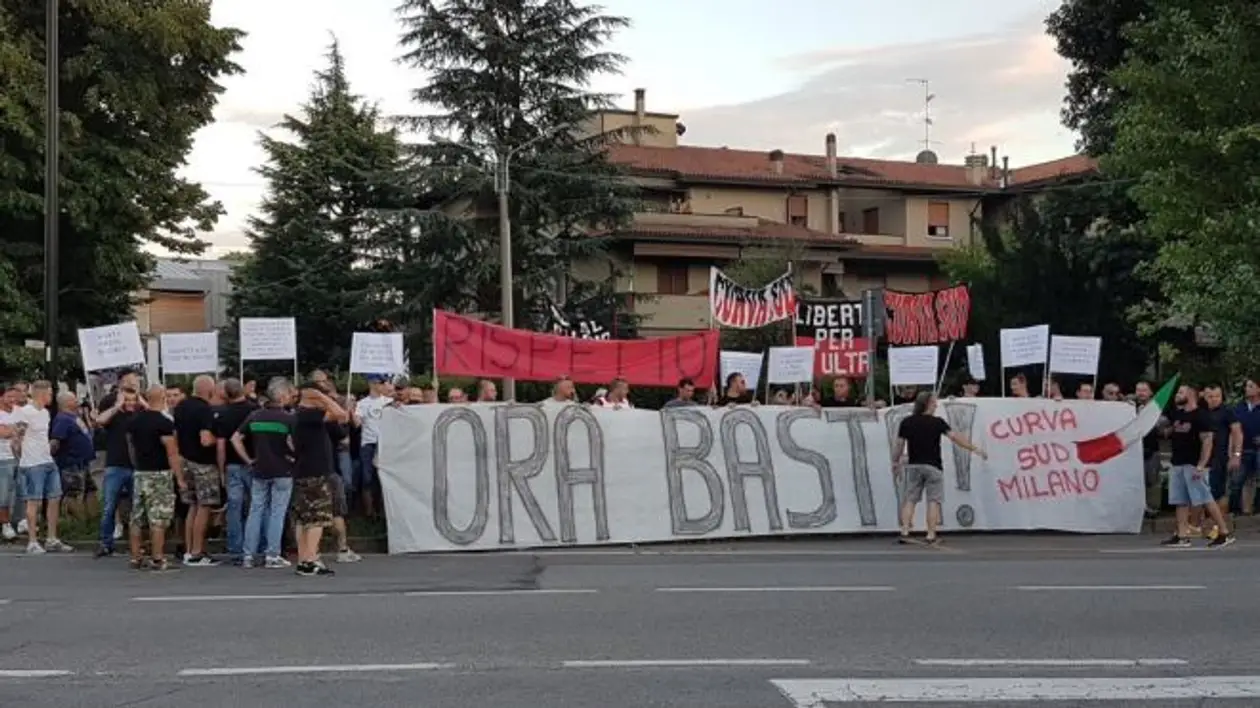 Болельщики «Милана» устроили акцию протеста у виллы Берлускони