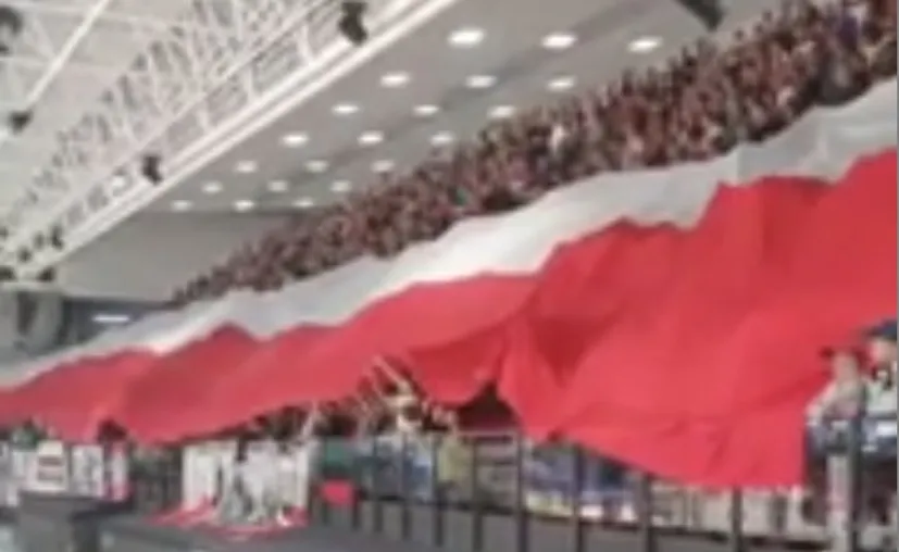 Крутая поддержка фанатов польского «Тыхы», за который играют белорусы