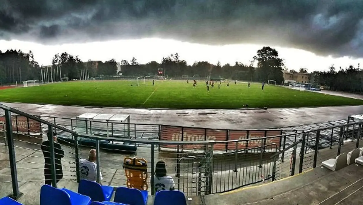Атмосферное фото стадиона юрмальского «Спартака»