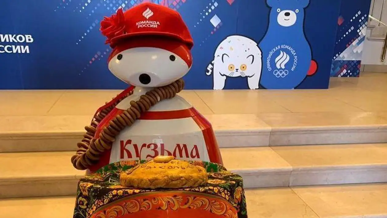 Россия привезла на Европейские игры робота Кузьму. Он носит сушки и дает дерзкие прогнозы