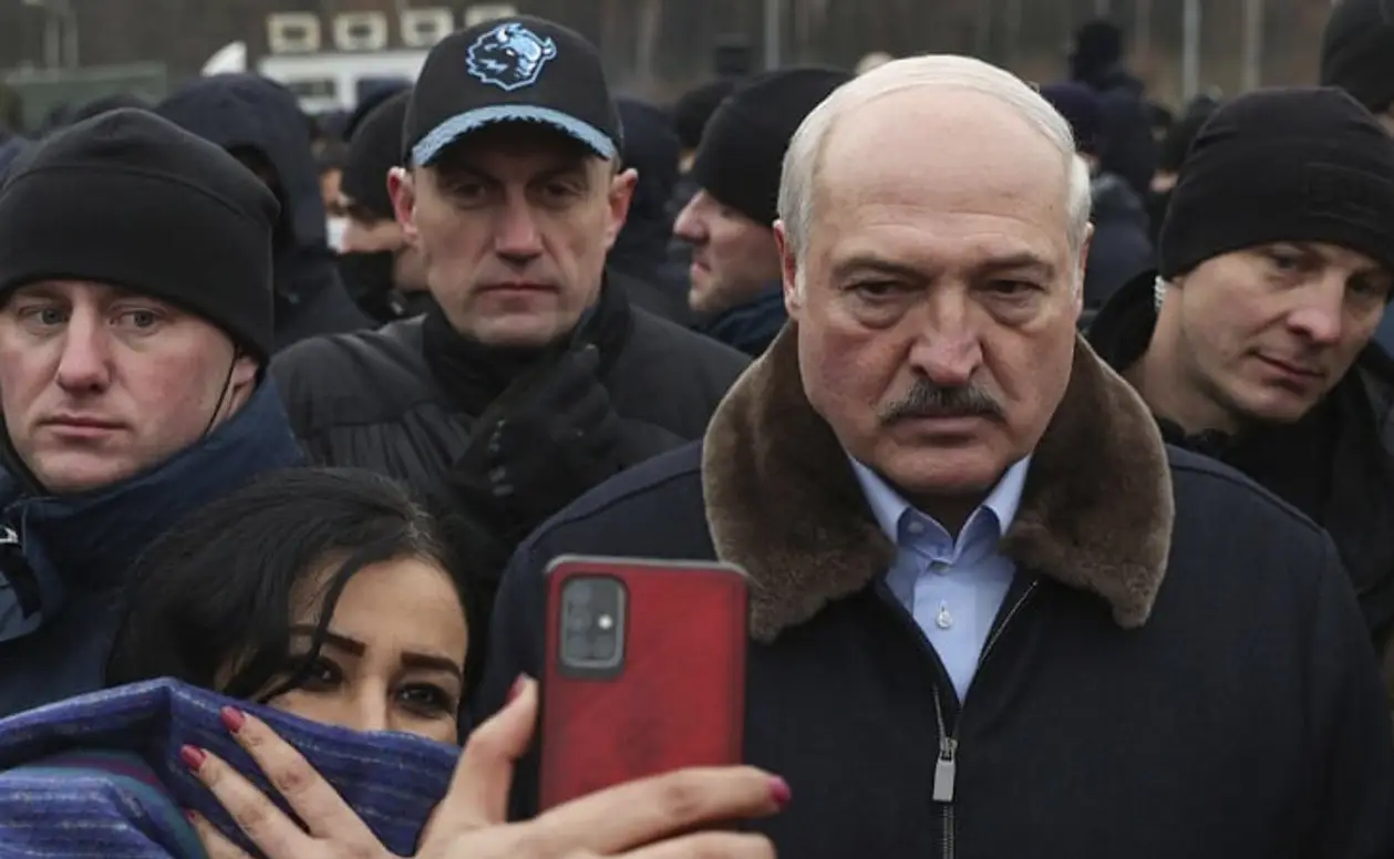 Лукашенко на «эшафоте» и с мужиком в кепке ХК «Динамо» сгонял в Брузги. Соцсети разнесли это фиаско