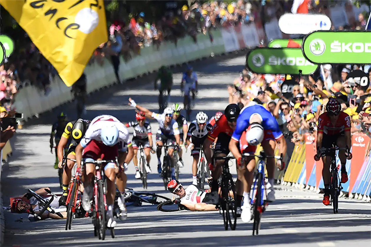 Звезду велоспорта выгнали с «Тур де Франс». Что случилось?