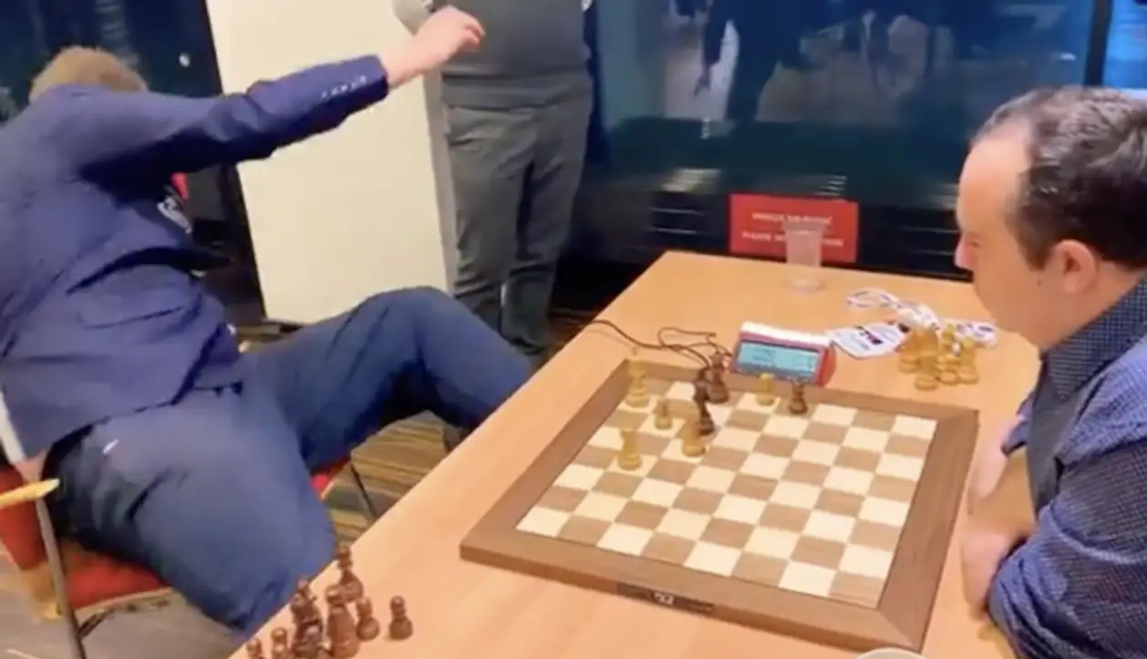 Польский шахматист рухнул со стула во время партии – это его реакция на поражение