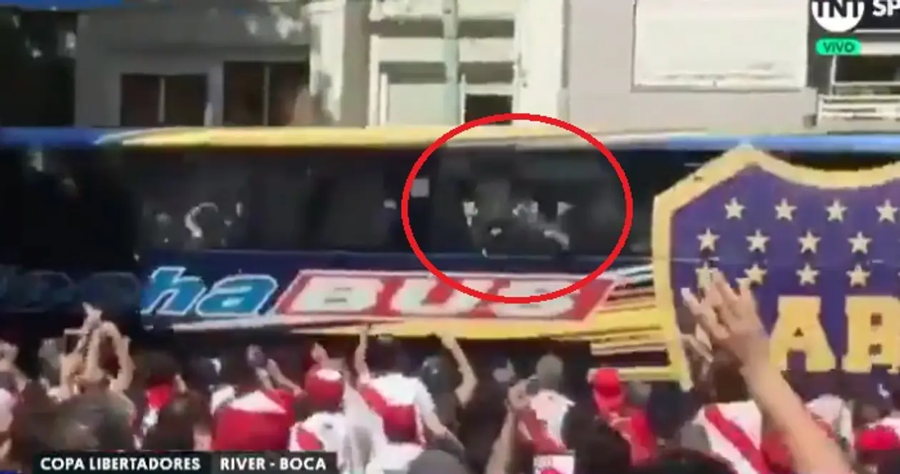 Фаны «Ривера» атаковали автобус «Боки». Нескольких игроков порезало стеклом