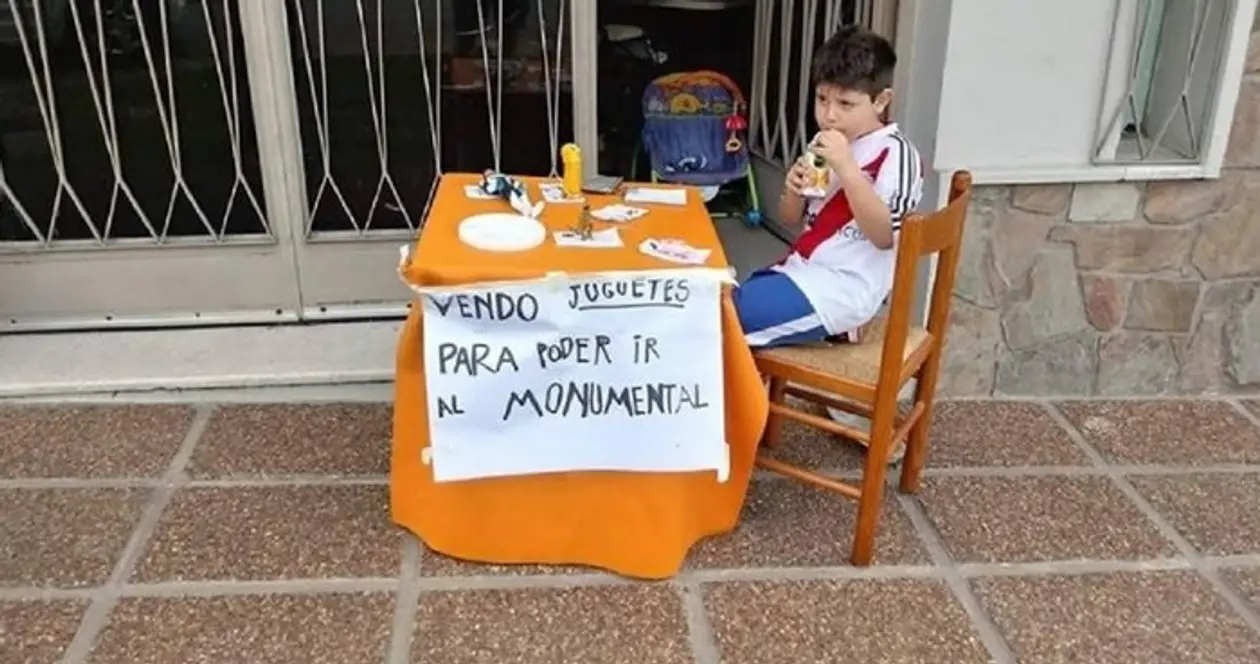 6-летний фанат «Ривера» продавал игрушки ради финала с «Бокой». Он попадет на матч!