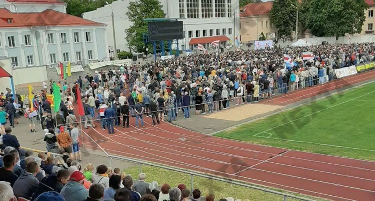 В Молодечно вернулся большой футбол, но намного больше человек на местном стадионе собрал митинг Тихановской