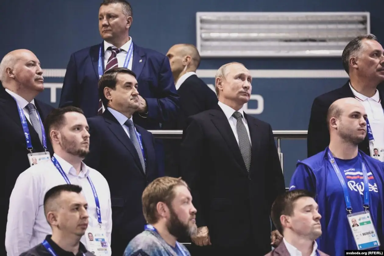 Путин на Европейских играх встает смирно под гимн Украины, как предвестник изменений в политике?