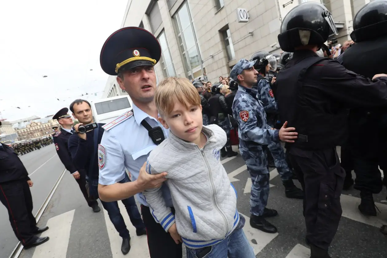 Подростки забросали силовиков мячами. Так прошла игра «ОМОН против протестующих» в одной из российских школ