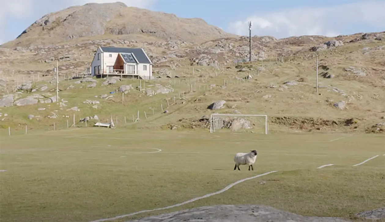 🤩 Шотландцы снимают футбол в стиле Тарантино и Андерсона – это экстаз! Мы узнали, как получается такая красота