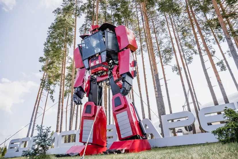 У «Борисов-Арены» появился робот-трансформер — из деталей беларусских тракторов