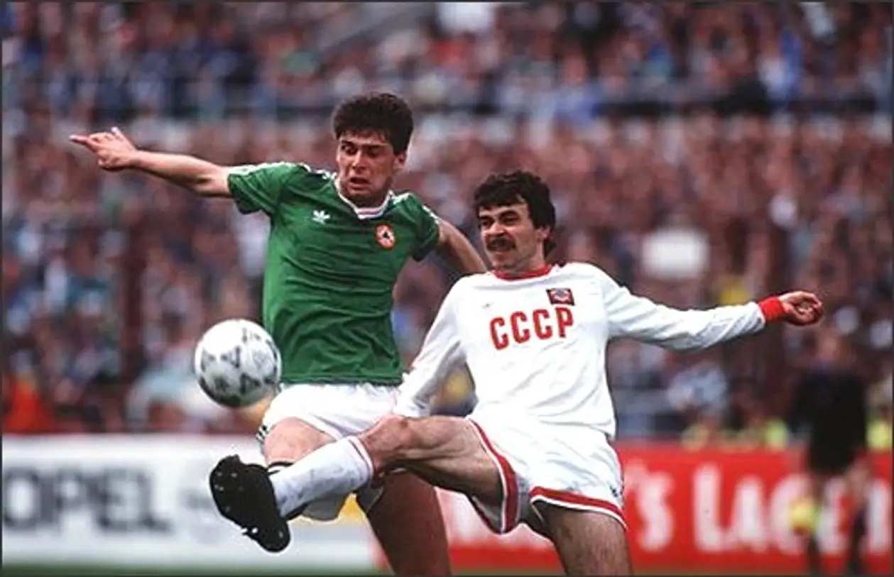 1990. Любовь и Виктор Цой на фоне Ирландия – СССР 1:0