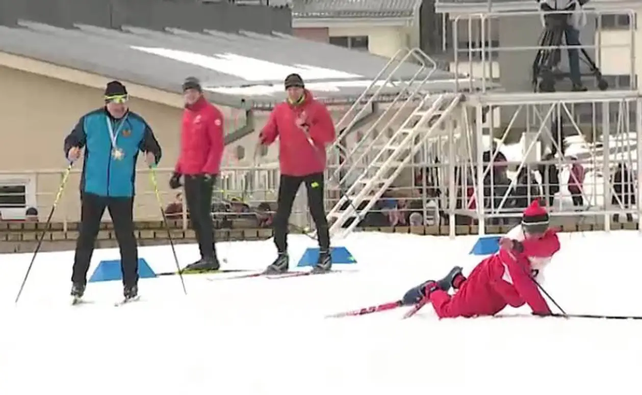 Рядом с Лукашенко зафэйлил один из соперников: падал на ровной трассе, с трудом поднимался и через 10 метров – вновь на снегу