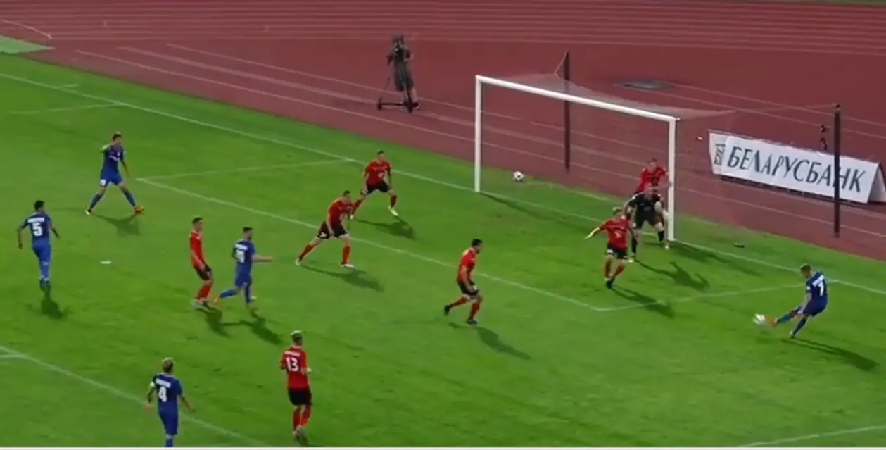 Веремко пропускает гол между ног от полузащитника «Витебска»