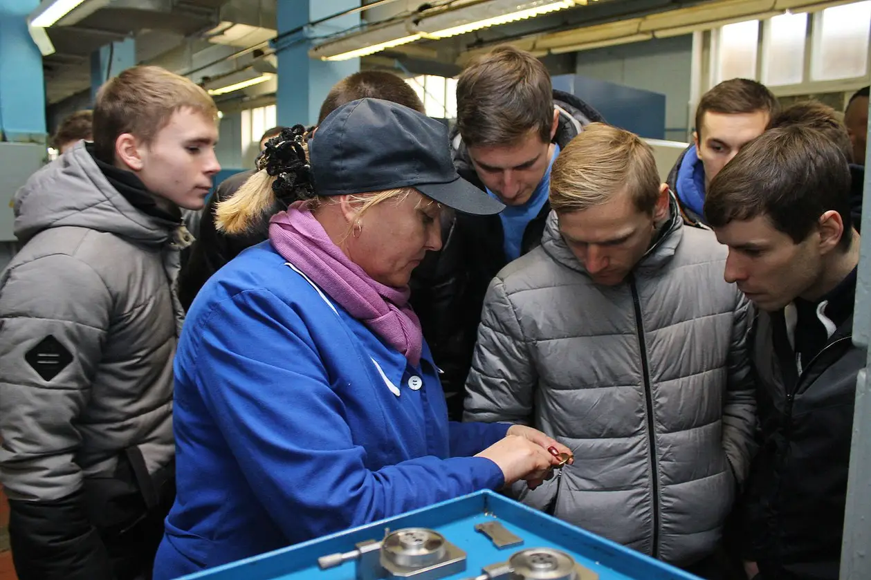 Как футболисты «Крумкачоў» ходили на экскурсию по заводу «Луч»