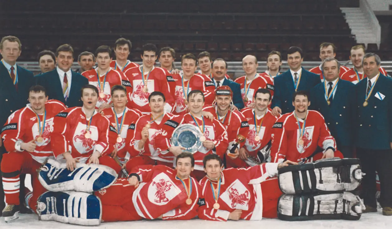 У сборной Беларуси по хоккею была шикарная форма с «Погоней»: дизайн придумал Бережков, благодаря Захарову есть фото (его сразу послали Лукашенко)