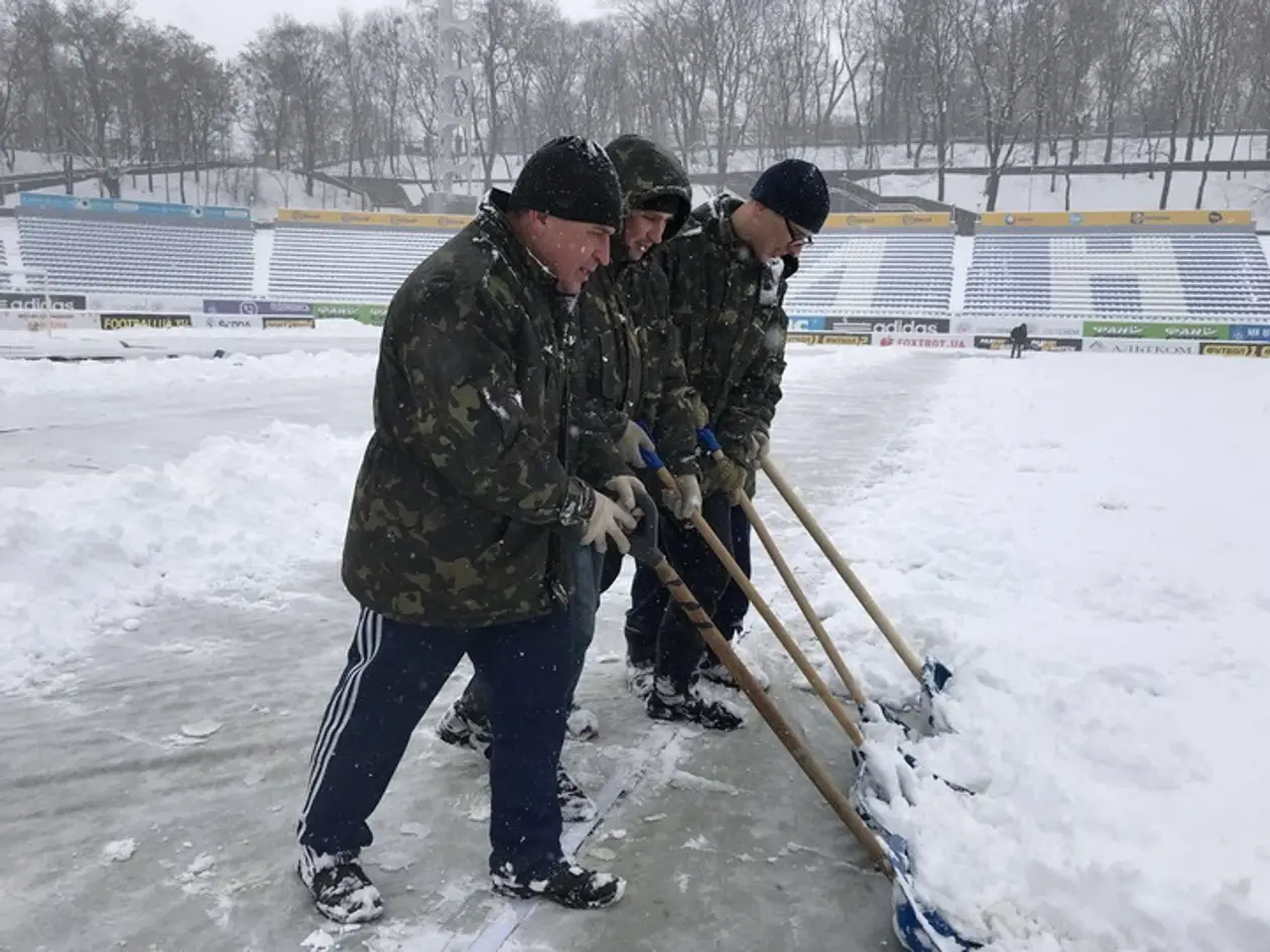 Стадионы Украины страдают из-за погоды. Их опять засыпало снегом