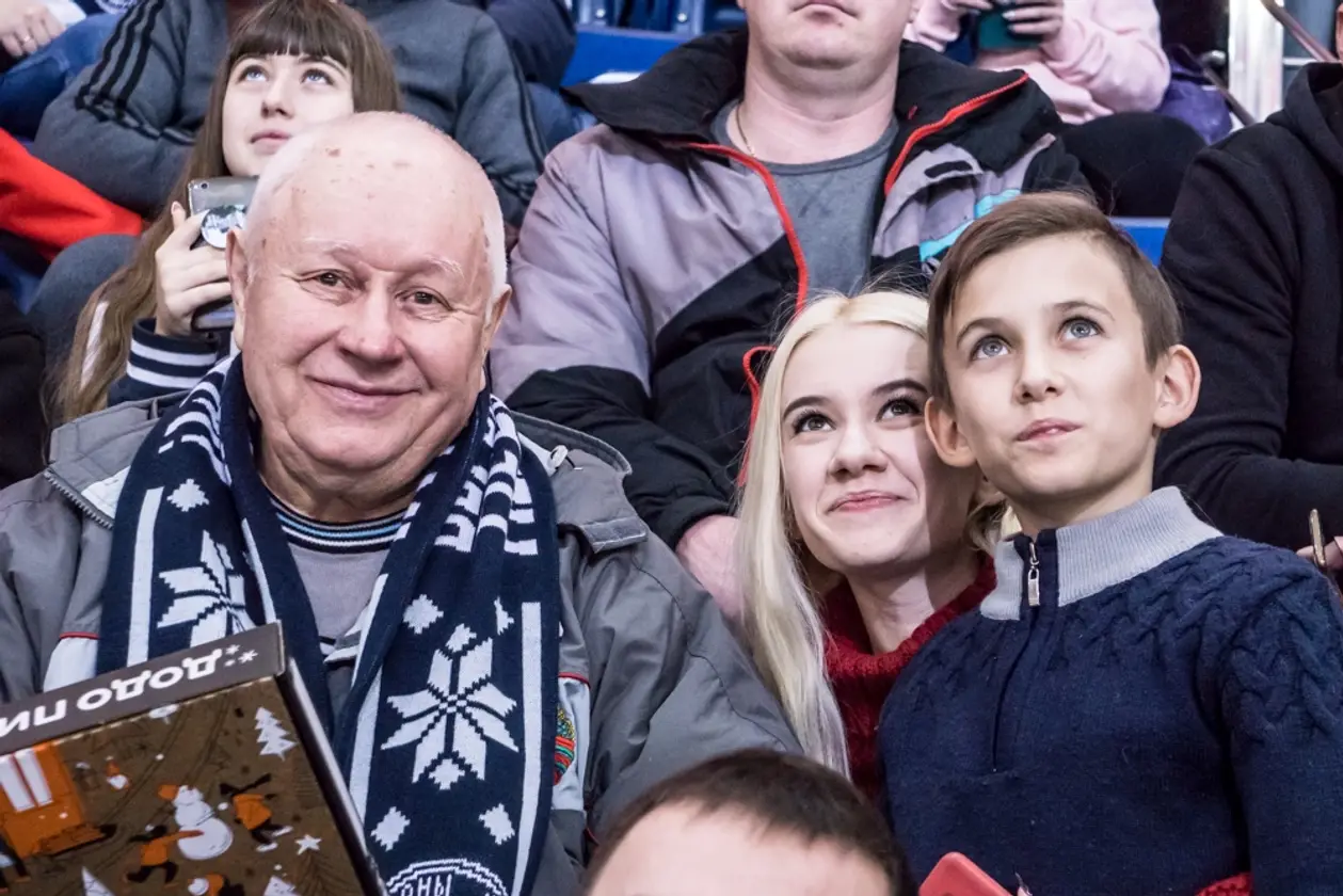 67-летний болельщик «Динамо» специально освоил интернет, чтобы поздравить себя с днем рождения на «Минск-Арене»!