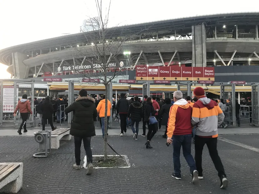 Футбол в Турции: Fan ID, все зрители стоят, стычки даже со своими