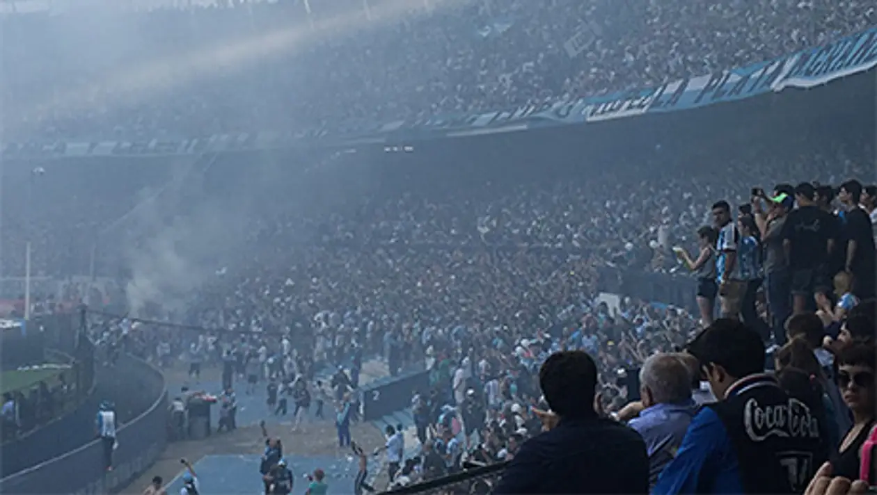 Дым, грохот, ОМОН в ложе прессы. Что происходит в аргентинском футболе