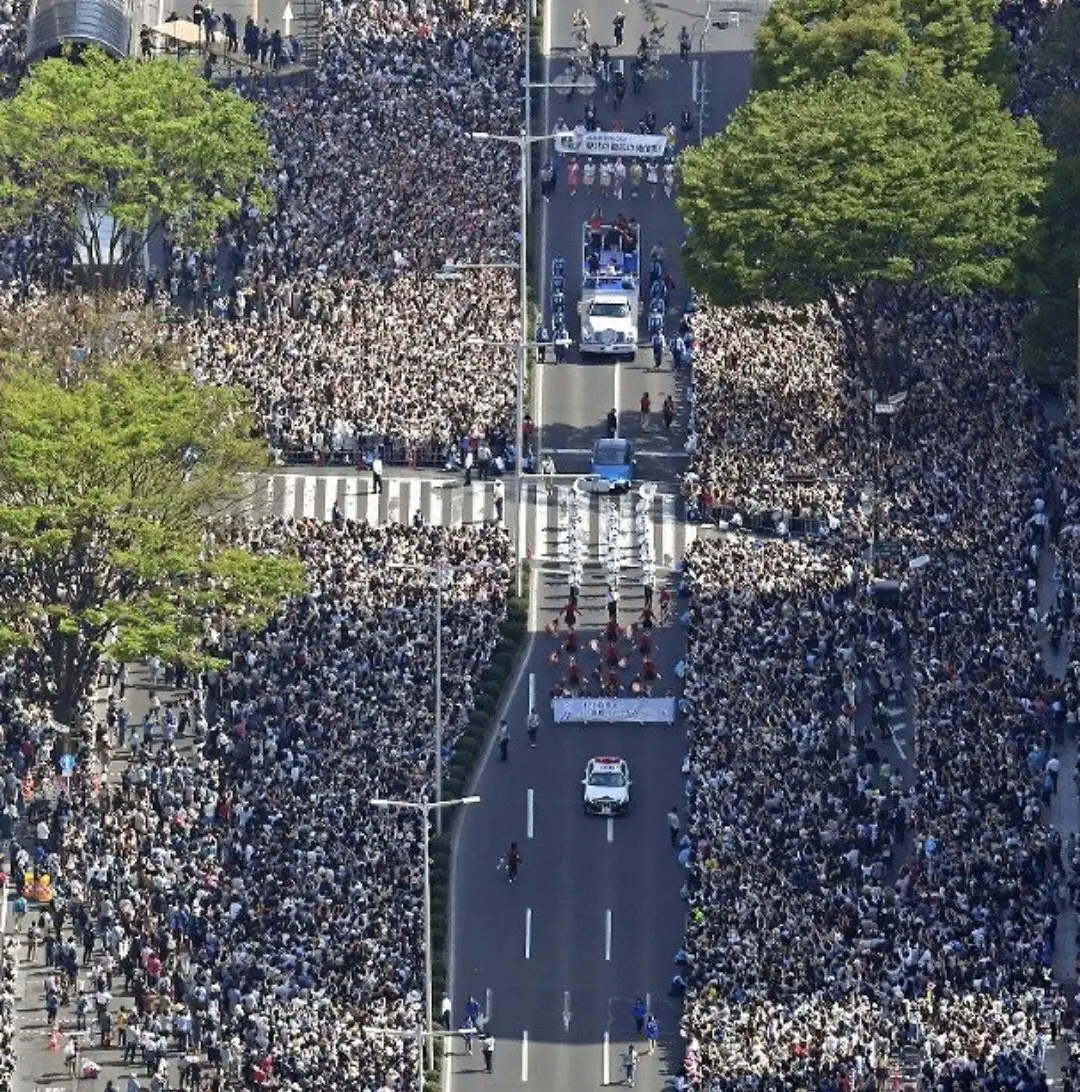 100 тысяч человек пришли на парад Ханю. И потратили 2 млн долларов