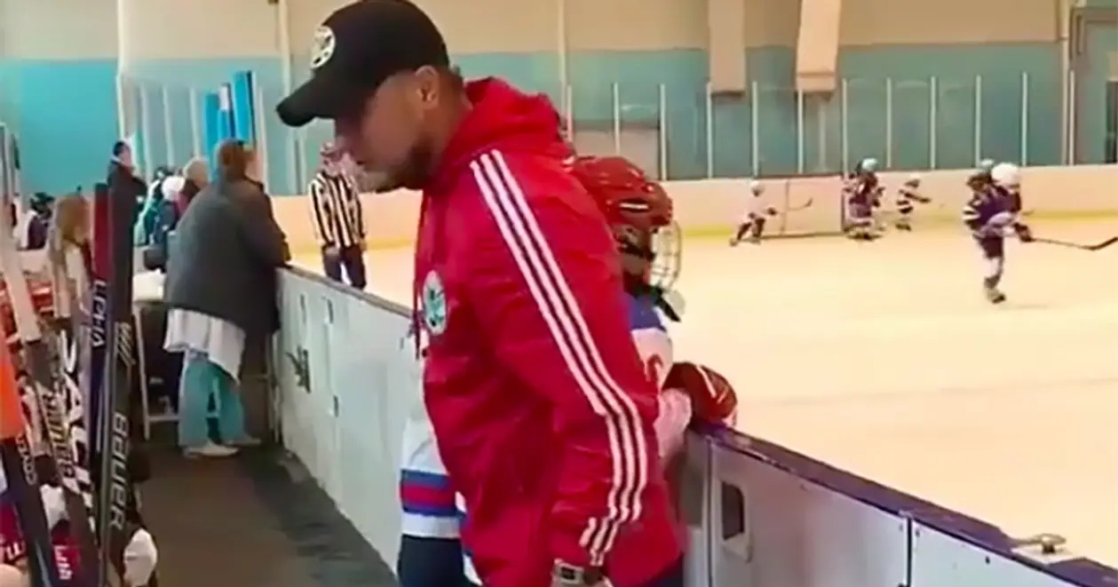 «Обср***сь, б**, да?» Детский тренер в России воспитывает юных хоккеистов