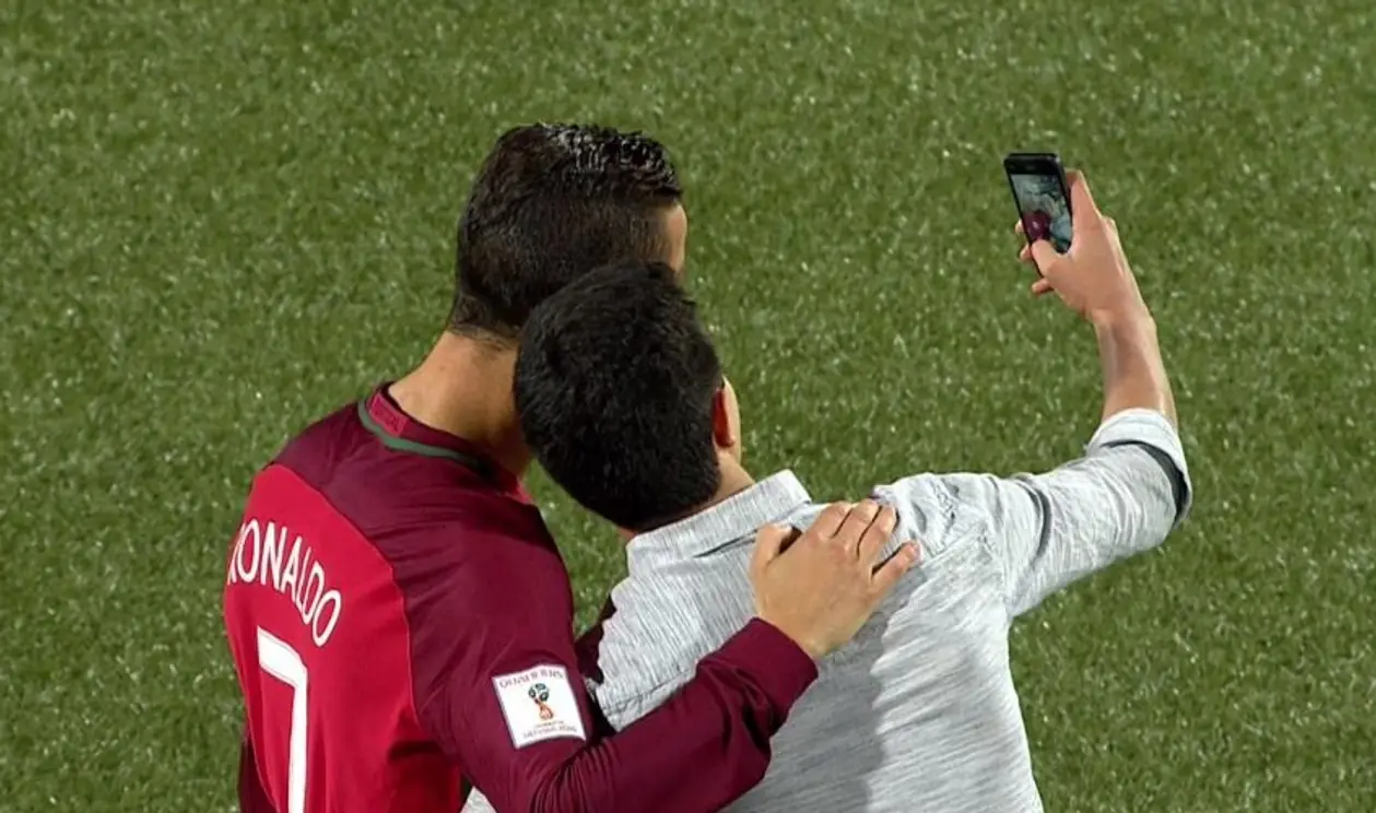 Фанат сделал селфи с Роналду прямо во время матча сборной Португалии