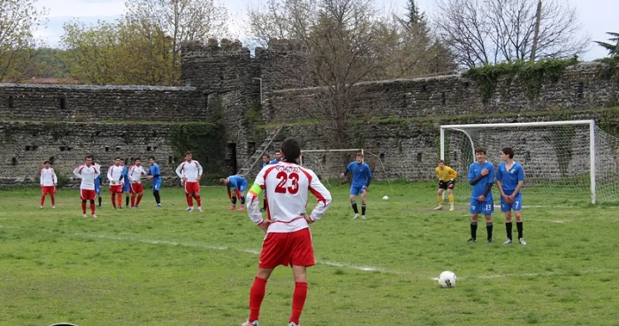 Грузинские футболисты играют свои матчи в замке 18-го века. «Мой дом – моя крепость» – это явно их девиз