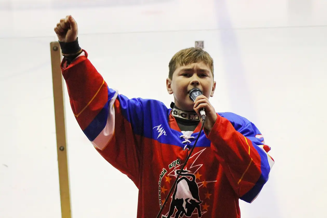 «Я вернусь победителем - я играю за «Брест»! 10-летний хоккеист спел клубную песню на матче Экстралиги