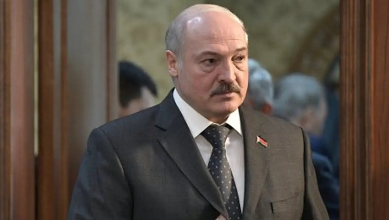 У Александра Лукашенко есть традиция: каждую весну он нервничает из-за хоккея