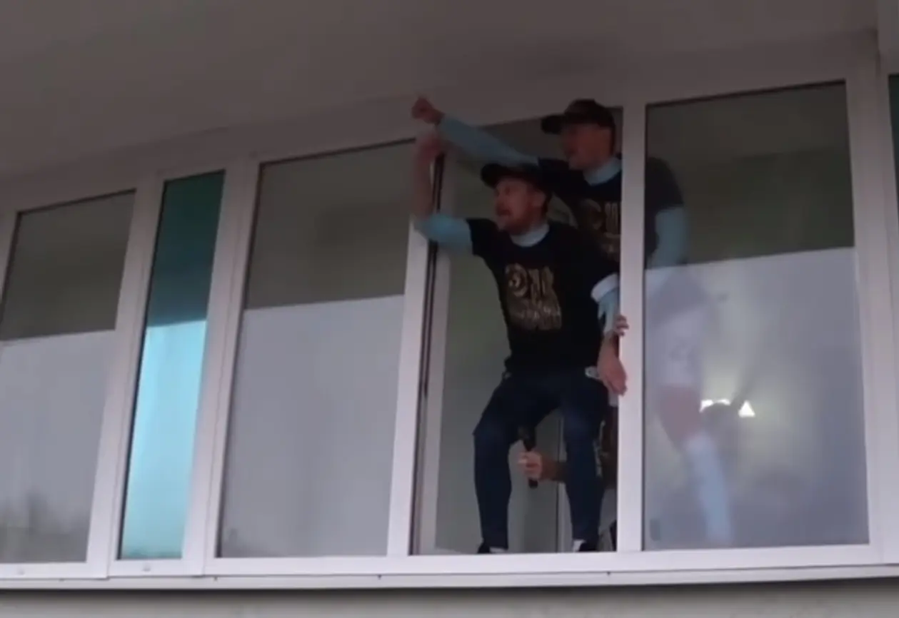 «Мы – «Динамо», мы решаем!» Экс-борисовчане раскачивают брестских болельщиков из окна раздевалки