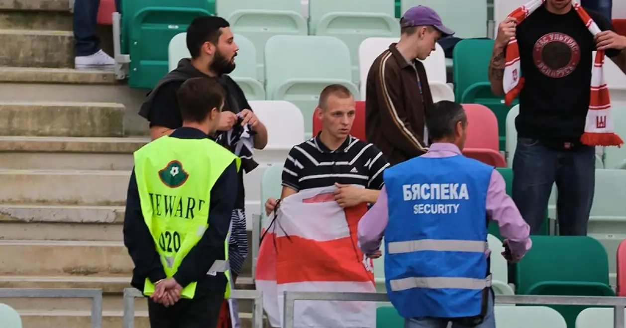 Болельщиков на матче сборной задерживают за БЧБ-флаг