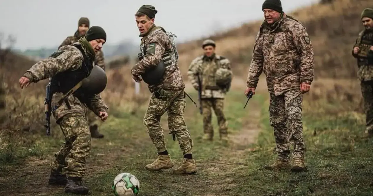 Футболу ёсць месца нават на фронце – дэманструюць украінскія байцы