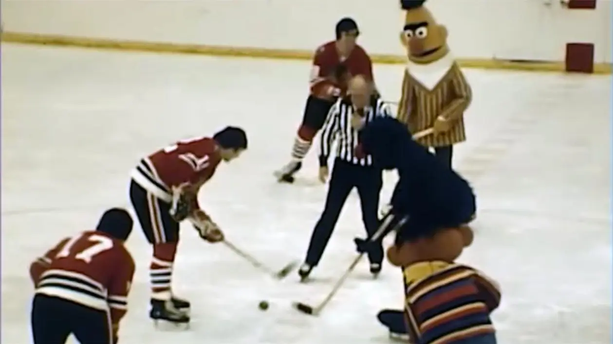 Очень смешной хоккей: 45 лет назад «Чикаго» сыграл с героями «Улицы Сезам»