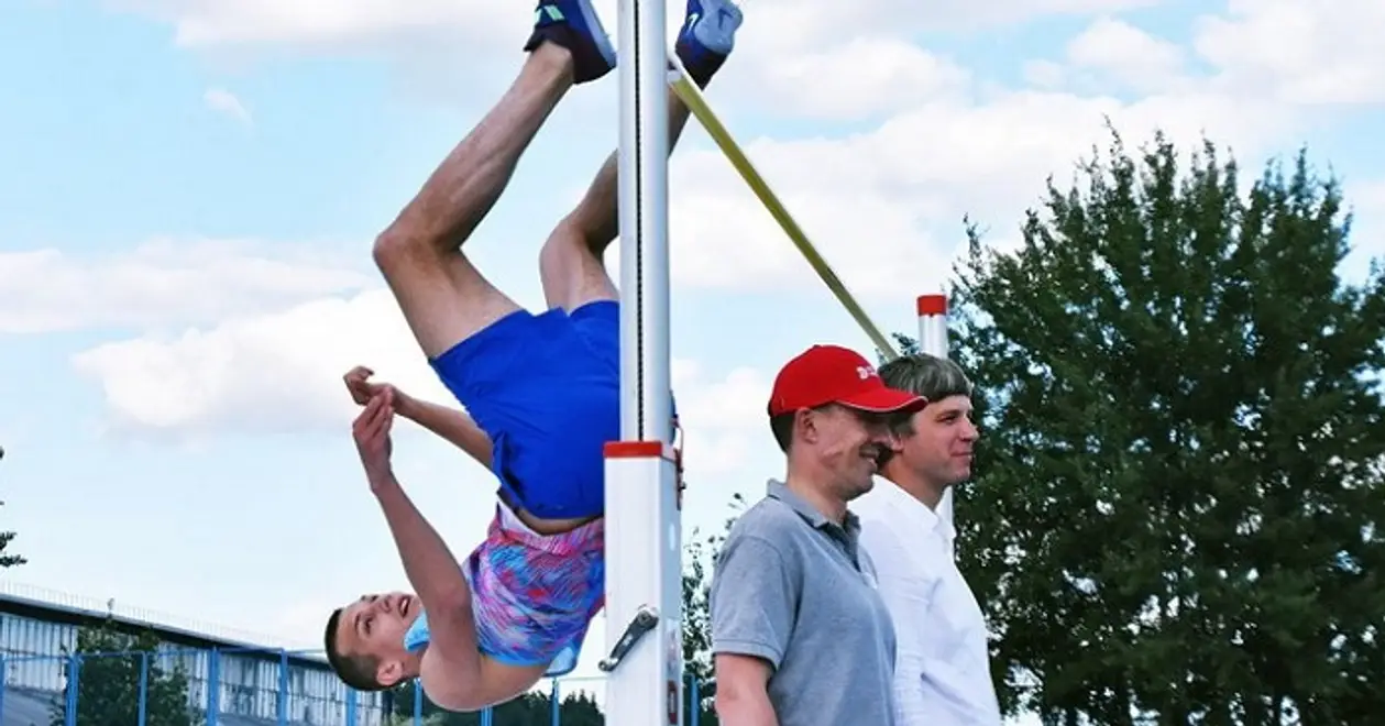 Белорусский легкоатлет перепрыгнул стоящего Девятовского и банковского босса. Нет, это не метафора!