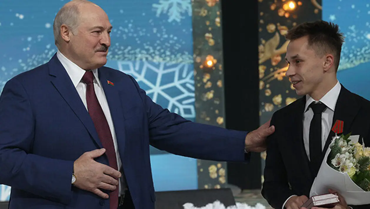 Призеры ОИ сходили к Лукашенко за наградами: гимнастка снова пожала руку, чемпион гордо сравнялся с Ермошиной, Мирончик-Иванова (как без нее) поймала пропагандиста