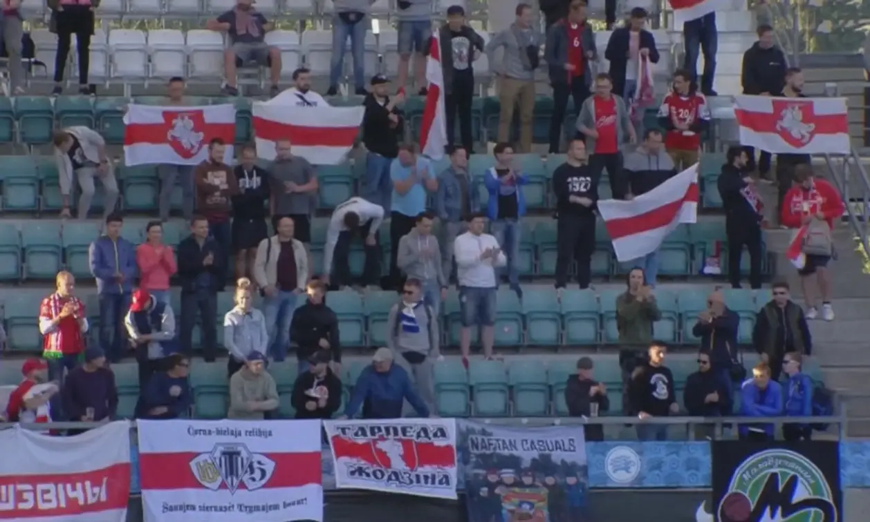 Белорусские фанаты снова пошумели на выезде: пиро и много БЧБ-флагов в Таллине