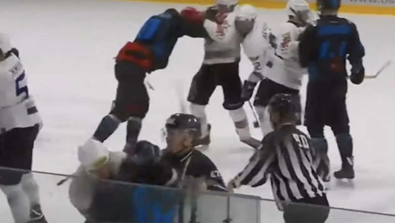 Жара в Березе: хоккеисты сошлись в массовой драке на льду (прилетело даже судье)
