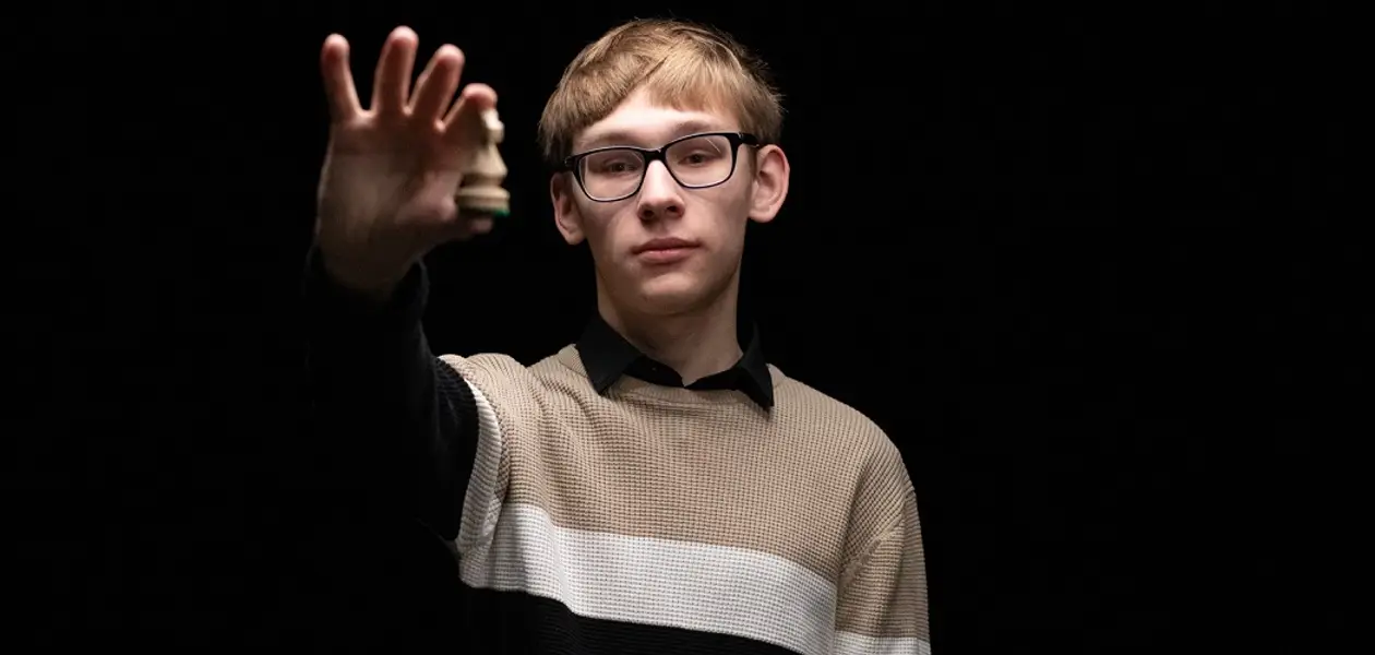 17-летний беларус удивил мировые шахматы – прорвался на топ-турнир, сыграл ничейную партию с чемпионом, еще и заработал