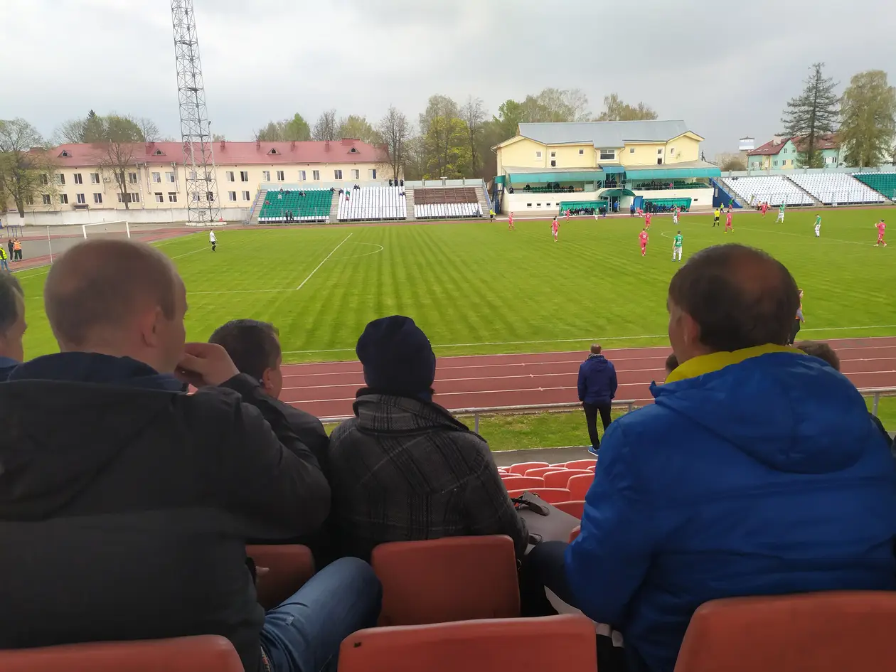 Футбол в Молодечно остался жив: посещаемость на уровне вышки, болгерлс на бровках, название команды с ошибкой на табло