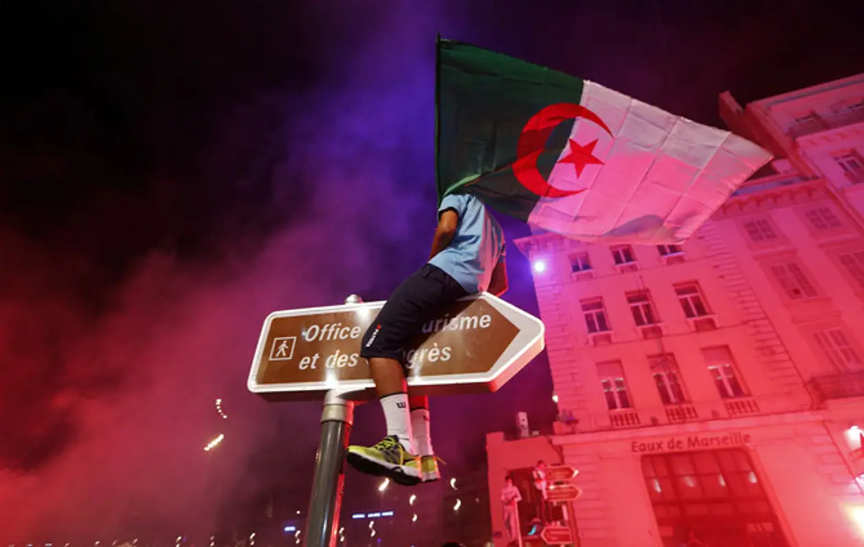 Как Франция и Алжир отмечали выход Алжира в плей-офф