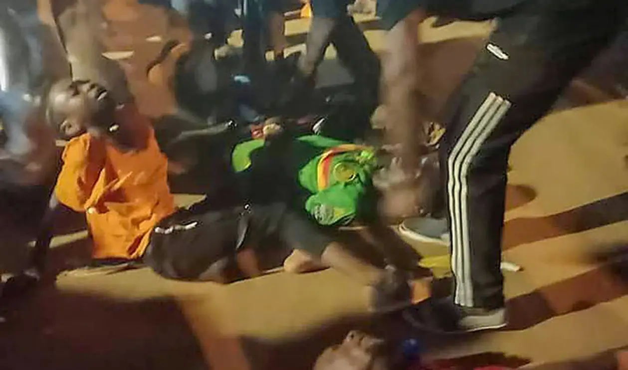 Ужас на Кубке Африки: 8 человек погибли в давке у главной арены. Народ рвался на матч Камеруна, но перед людьми закрыли ворота