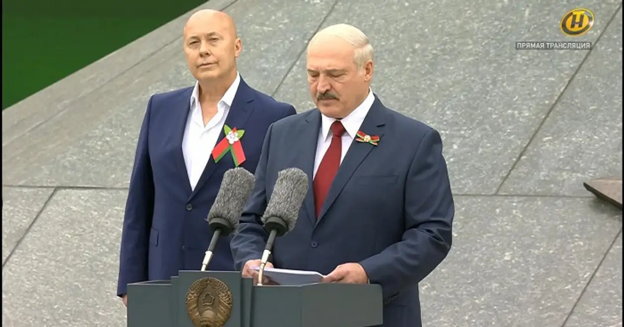 Во время речи Лукашенко ближе всех к нему стоял Солодуха. Интернет веселится, но экс-голкипер «Крумкачоў» очень зол