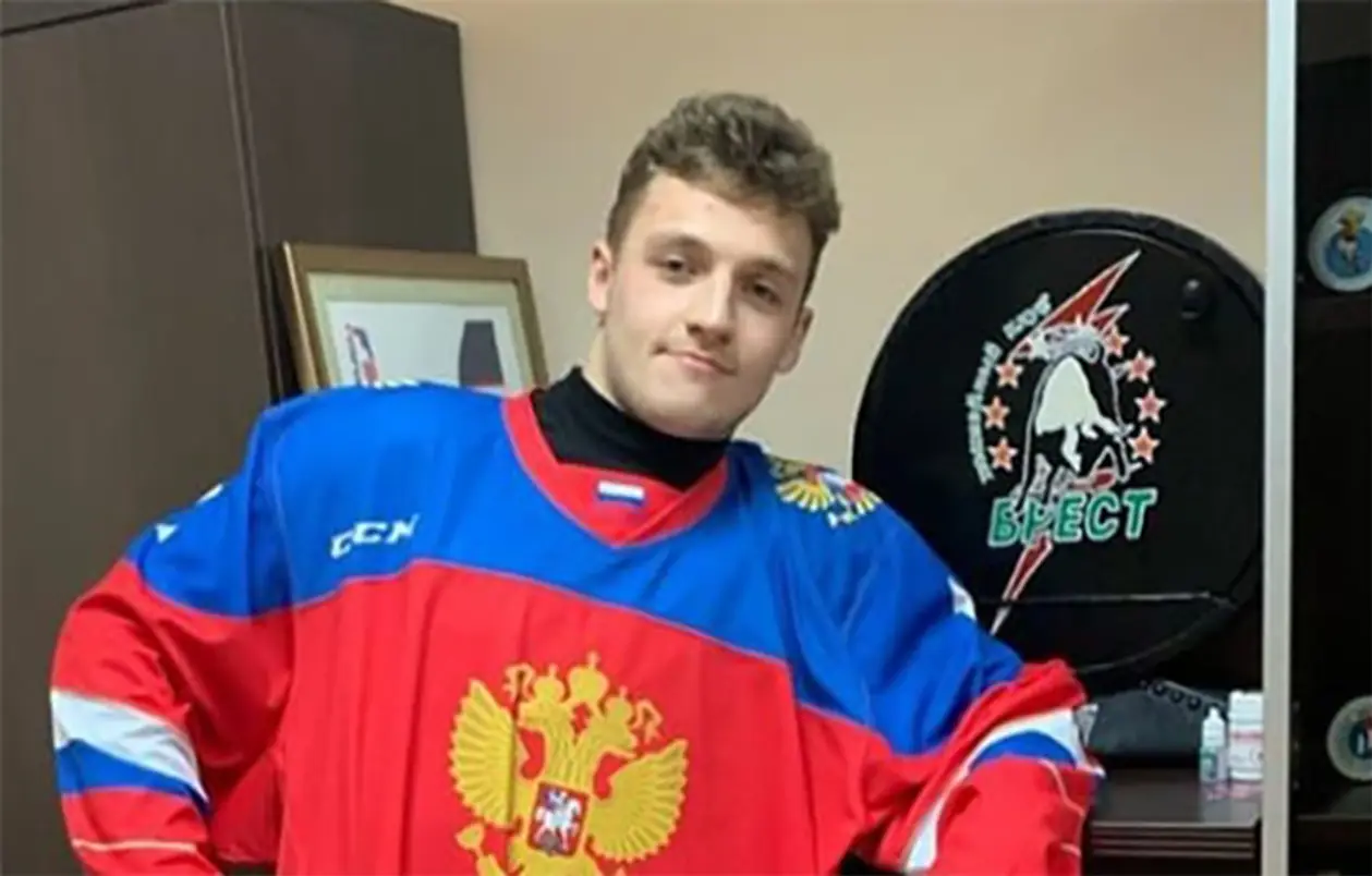 Белорусский хоккеист получил кучу хейта после фото в джерси сборной России — пришлось отвечать в комментариях
