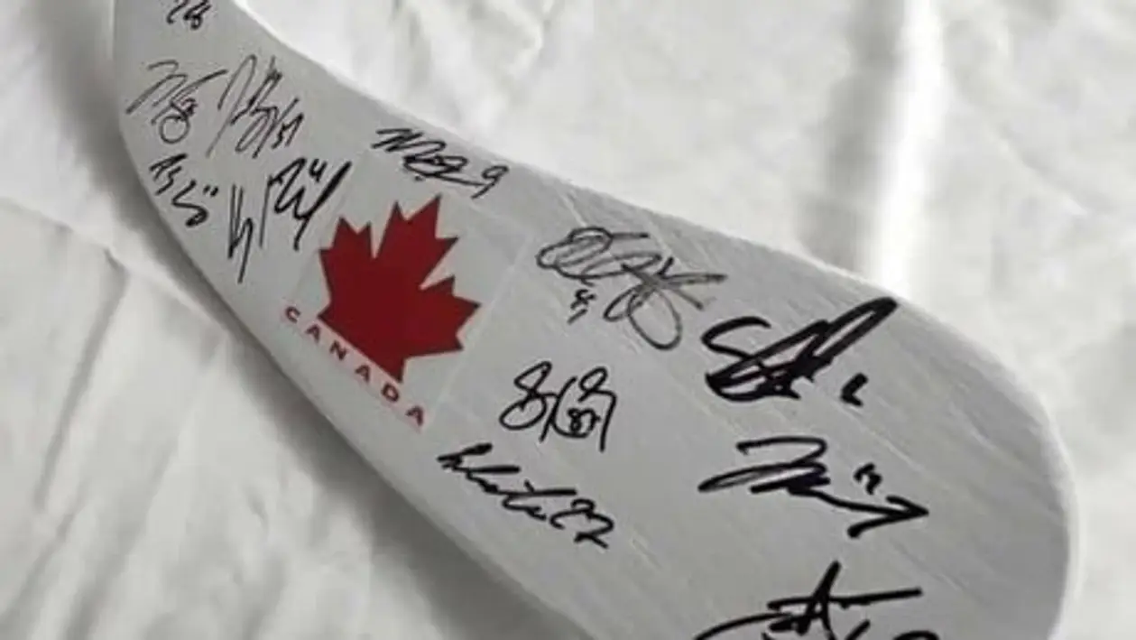 На благотворительный аукцион БФСС выставлен новый лот – клюшка с автографами членов сборной Канады, взявшей золото на ОИ в Сочи